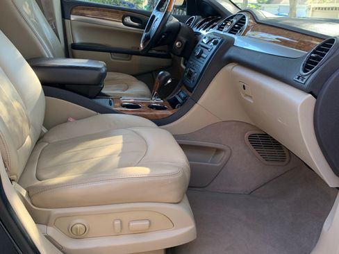 Used 2010 Buick Enclave CXL image 8