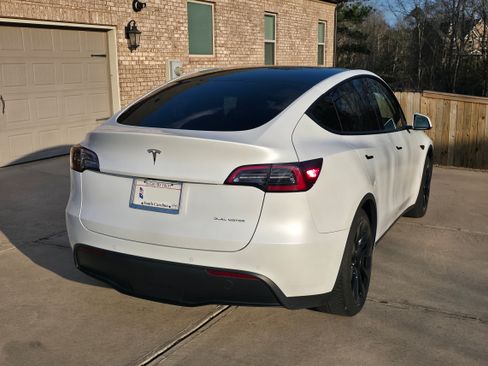 Used 2022 Tesla Model Y Long Range image 6