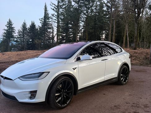 Used 2018 Tesla Model X 75D image 1