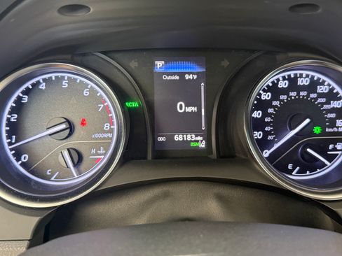 Used 2018 Toyota Camry SE w/ Moonroof Package FWD image 14