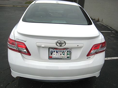 Used 2011 Toyota Camry SE w/ SE/XLE Extra-Value Pkg image 4