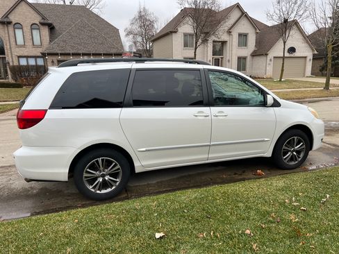 Used 2004 Toyota Sienna XLE Limited image 1