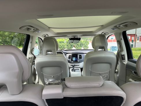 Used 2021 Volvo XC90 T5 Momentum w/ Climate Package AWD/4WD image 4