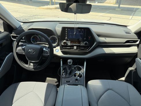 Used 2022 Toyota Highlander LE image 21