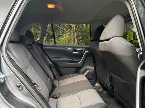 Used 2019 Toyota RAV4 XLE FWD image 12