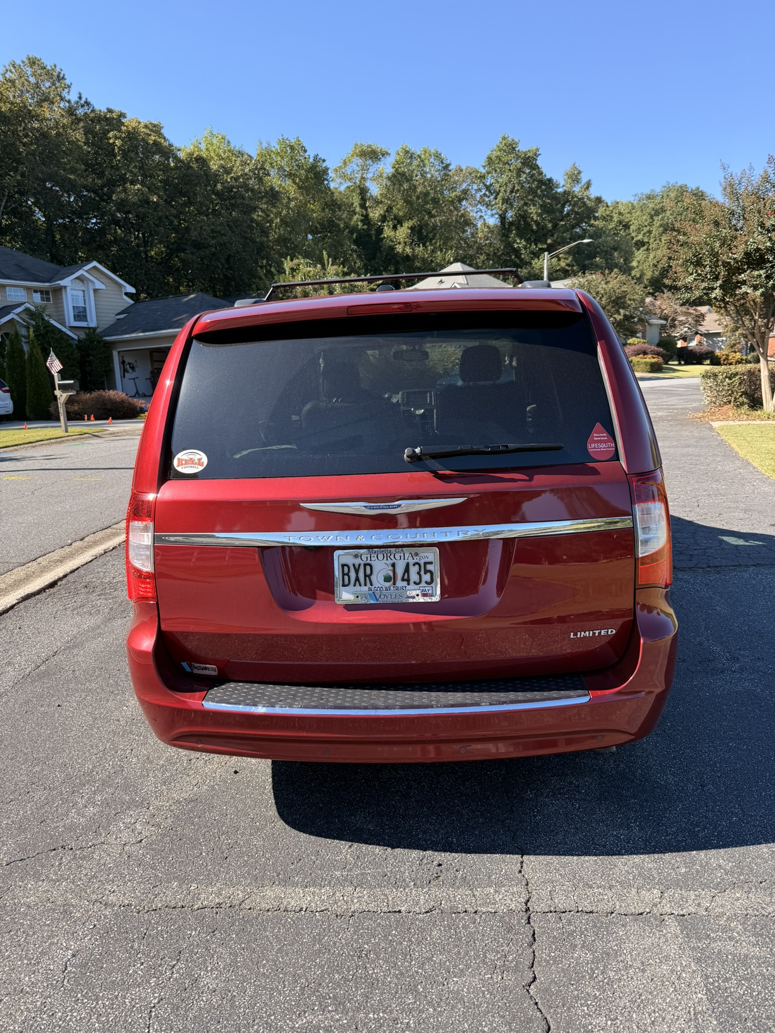 Used 2012 Chrysler Town & Country Limited w/ Luxury Group FWD image 4