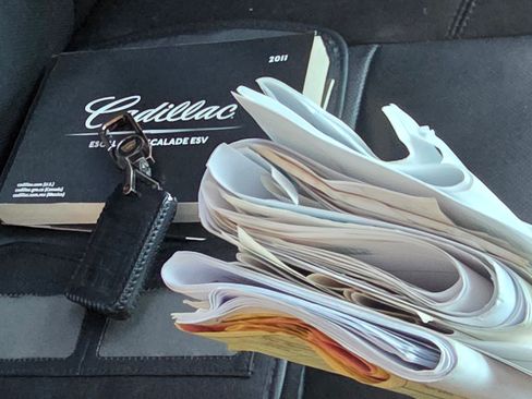 Used 2011 Cadillac Escalade Luxury image 29