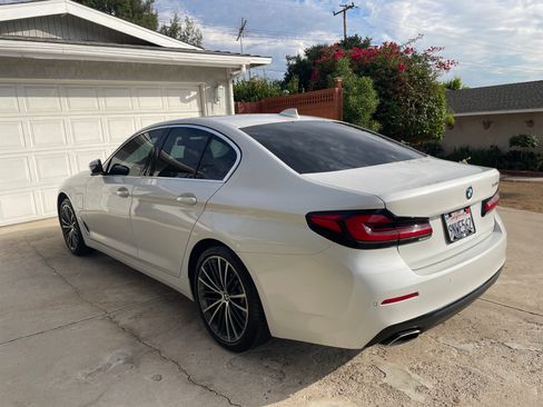 Used 2021 BMW 530e w/ Premium Package image 9