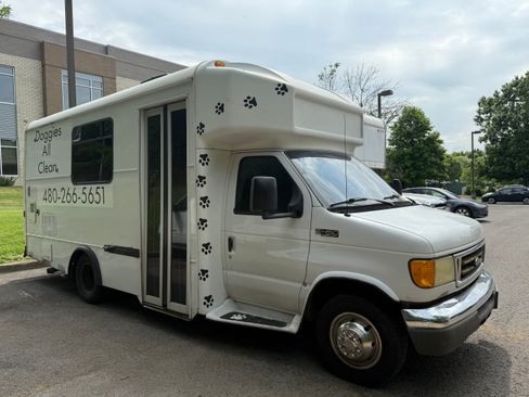 Used 2005 Ford E-450 and Econoline 450 image 1