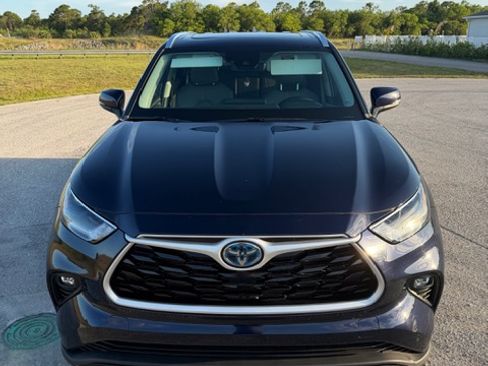 Used 2021 Toyota Highlander XLE FWD image 12