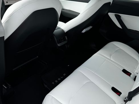 Used 2022 Tesla Model Y Performance image 15