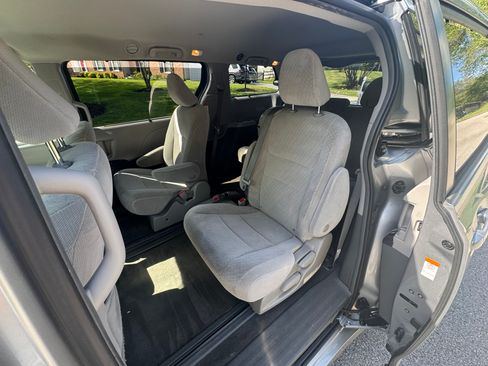 Used 2018 Toyota Sienna LE FWD image 12