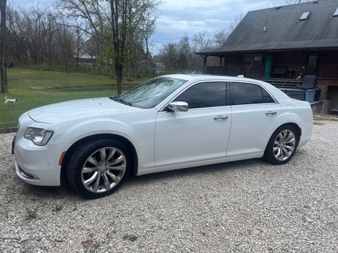 Used 2018 Chrysler 300 Limited w/ Safetytec Plus Group image 5