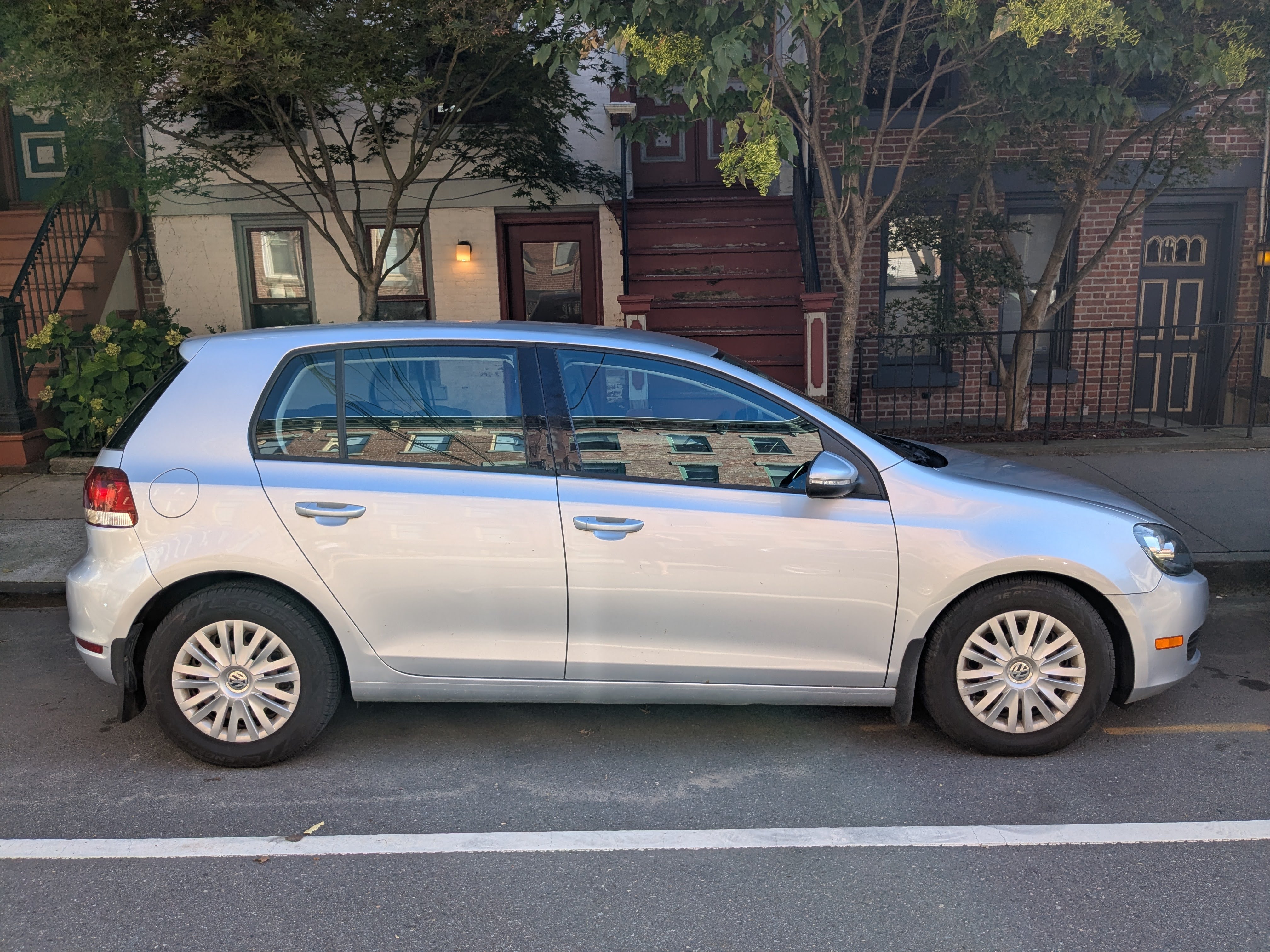 Used 2010 Volkswagen Golf 4-Door FWD image 1