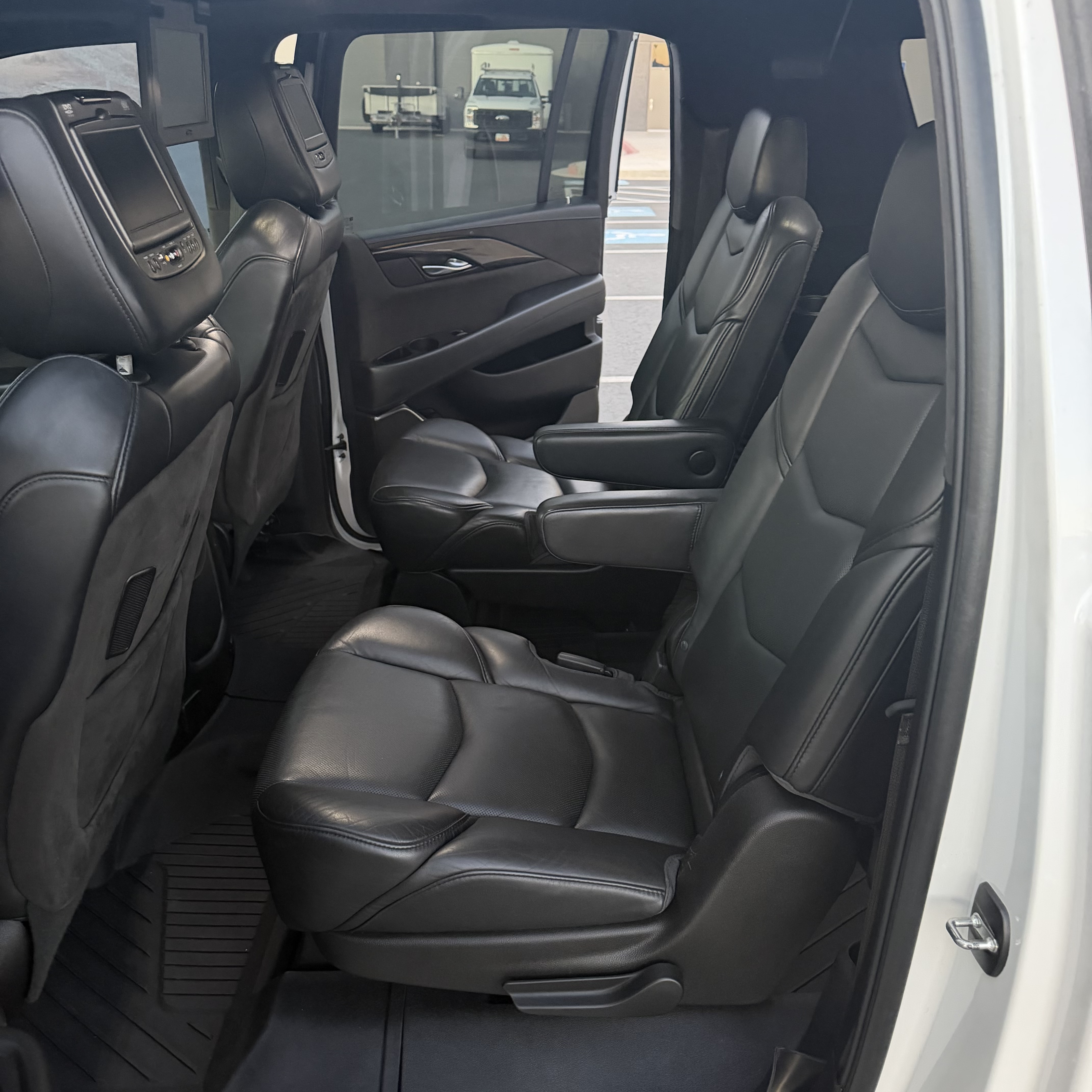 Used 2018 Cadillac Escalade ESV Platinum AWD/4WD image 27