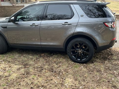 Used 2017 Land Rover Discovery Sport SE image 5