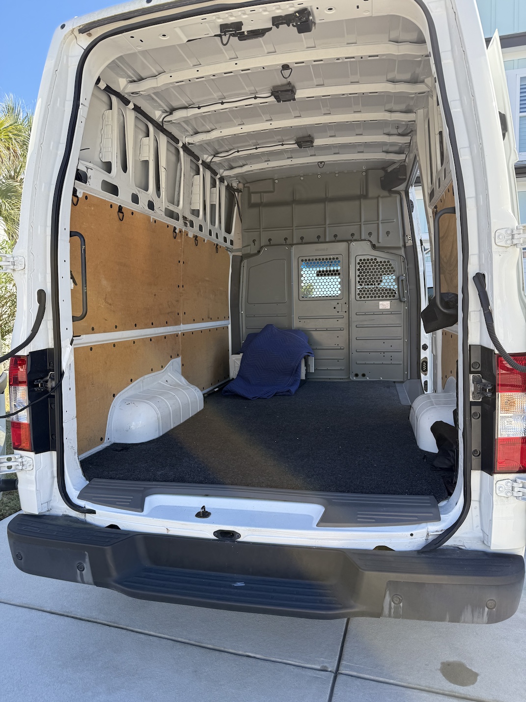 Used 2018 Nissan NV 2500 SV RWD image 1