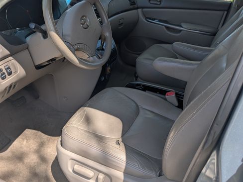 Used 2010 Toyota Sienna LE image 8