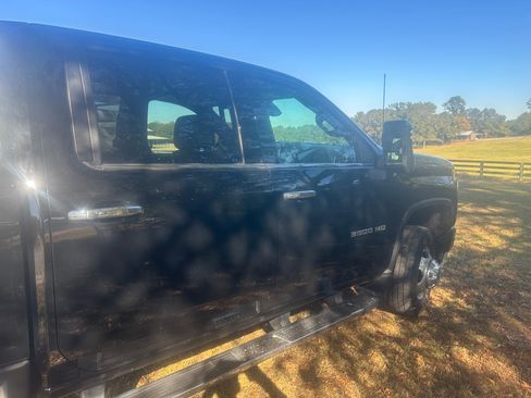 Used 2022 Chevrolet Silverado 3500 High Country w/ Snow Plow Prep/Camper Package image 9