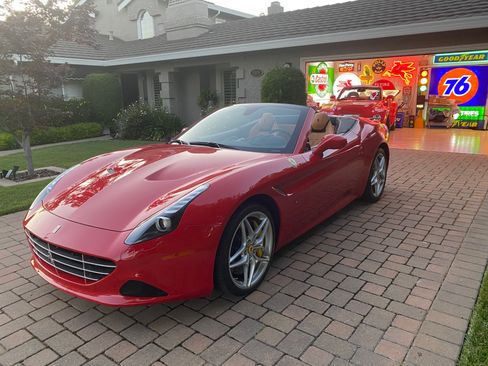 Used 2015 Ferrari California T RWD image 6