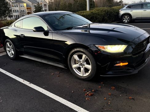 Used 2017 Ford Mustang Coupe image 5