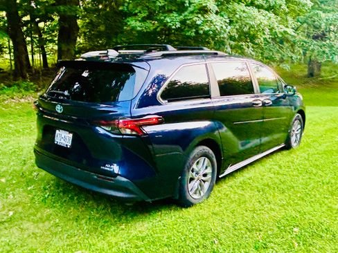 Used 2023 Toyota Sienna XLE AWD/4WD image 4