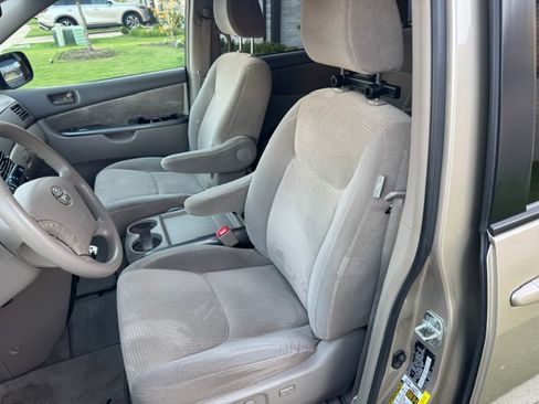 Used 2009 Toyota Sienna LE FWD image 9