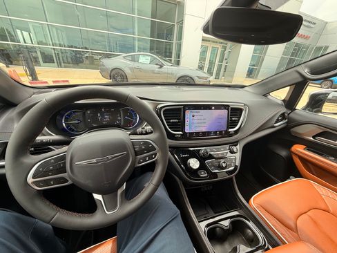 Used 2025 Chrysler Pacifica Pinnacle FWD image 4