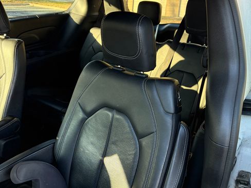 Used 2018 Chrysler Pacifica Touring-L w/ Premium Audio Group image 9