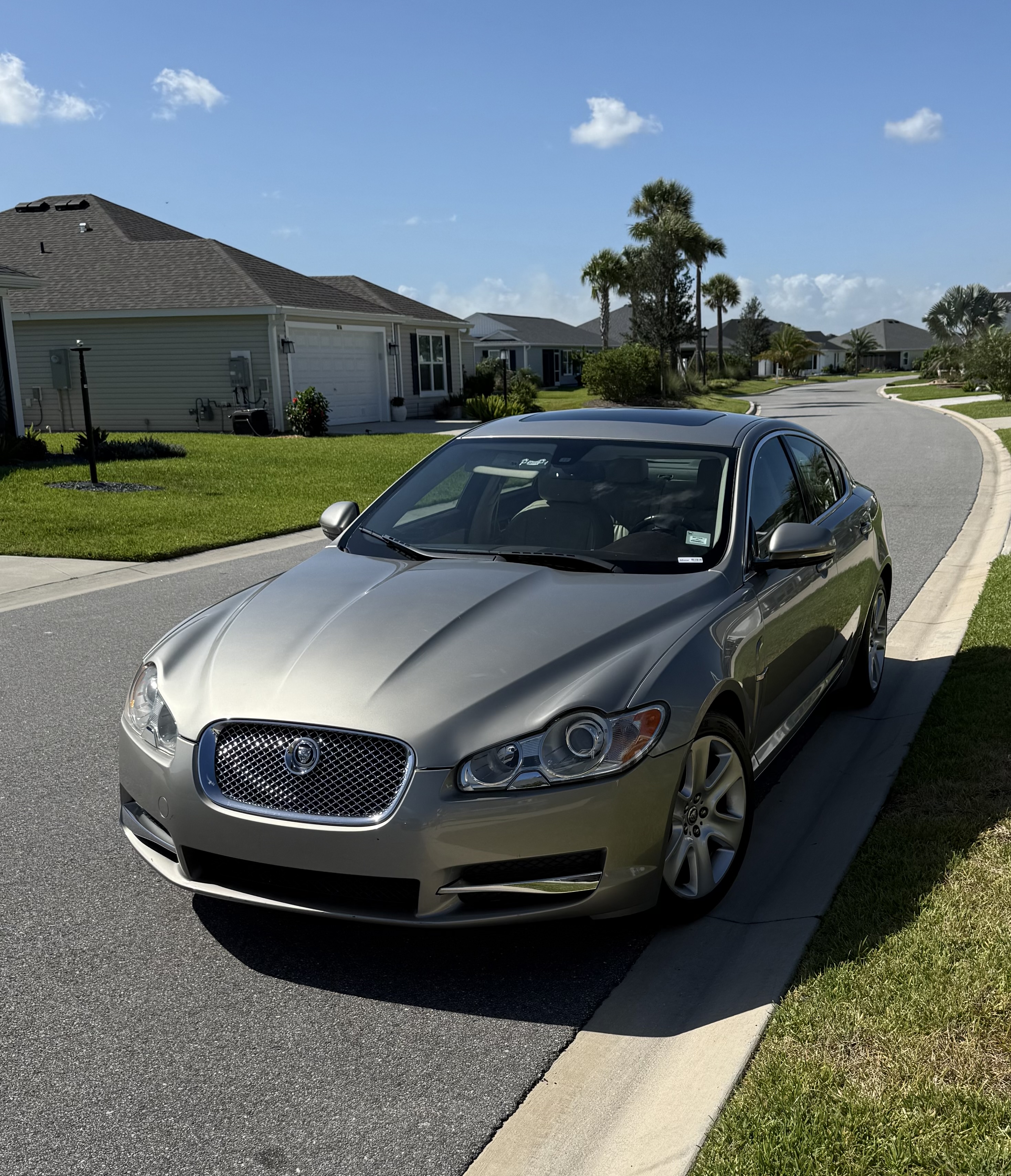 Used 2010 Jaguar XF Luxury RWD image 1