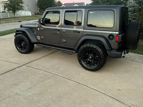 Used 2018 Jeep Wrangler Unlimited Sport AWD/4WD image 4