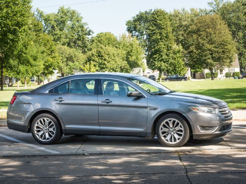 Used 2013 Ford Taurus Limited FWD image 11