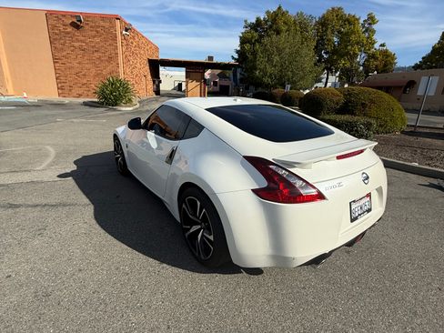 Used 2018 Nissan 370Z Coupe RWD image 6