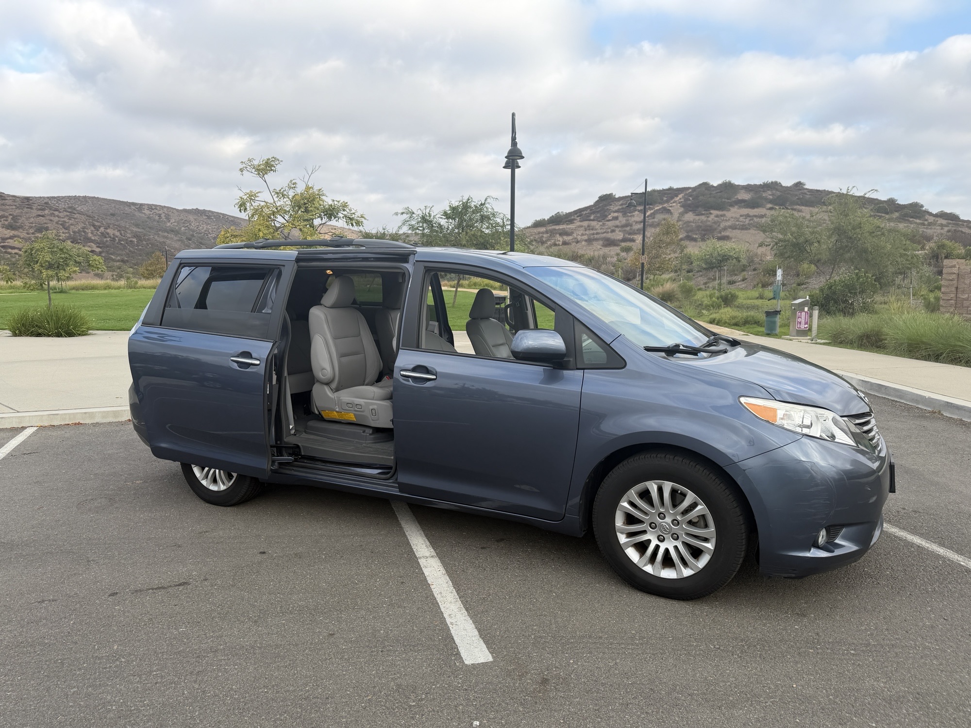 Used 2016 Toyota Sienna XLE FWD image 4