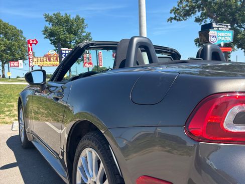 Used 2018 FIAT 124 Spider Classica w/ Technology & Siriusxm Group RWD image 11