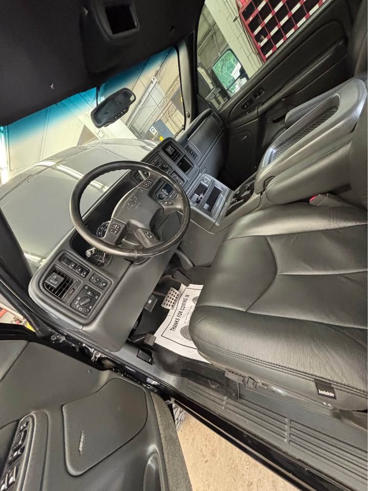 Used 2004 Chevrolet Silverado 2500 LT w/ Heavy-Duty Power Package AWD/4WD image 13