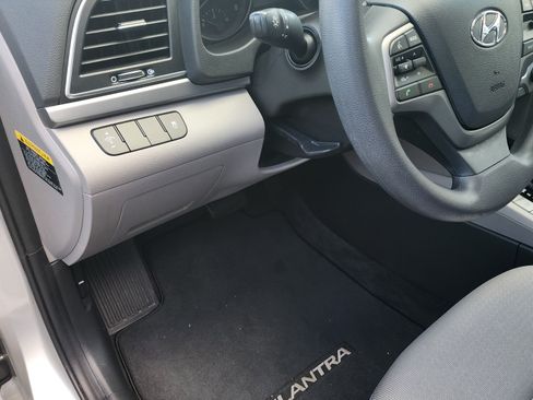 Used 2018 Hyundai Elantra SE image 11