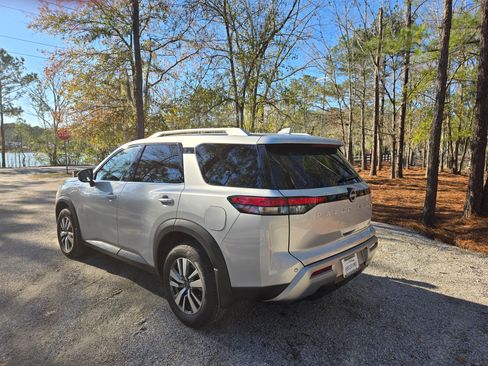 Used 2025 Nissan Pathfinder SL image 6