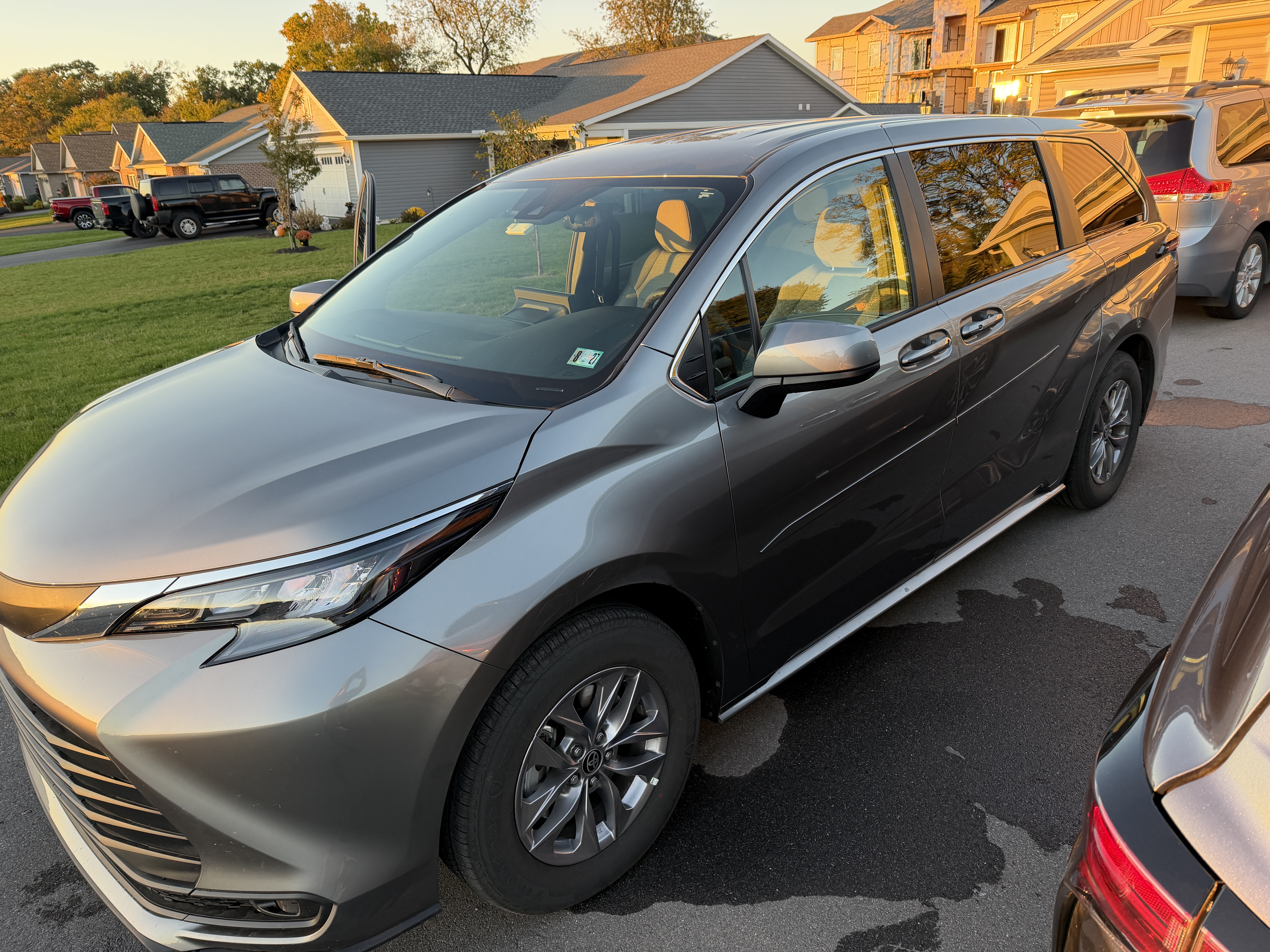 Used 2026 Toyota Sienna LE FWD image 1