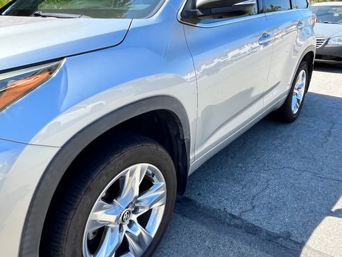 Used 2019 Toyota Highlander Limited w/ Carpet Mat Package (TMS) AWD/4WD image 2