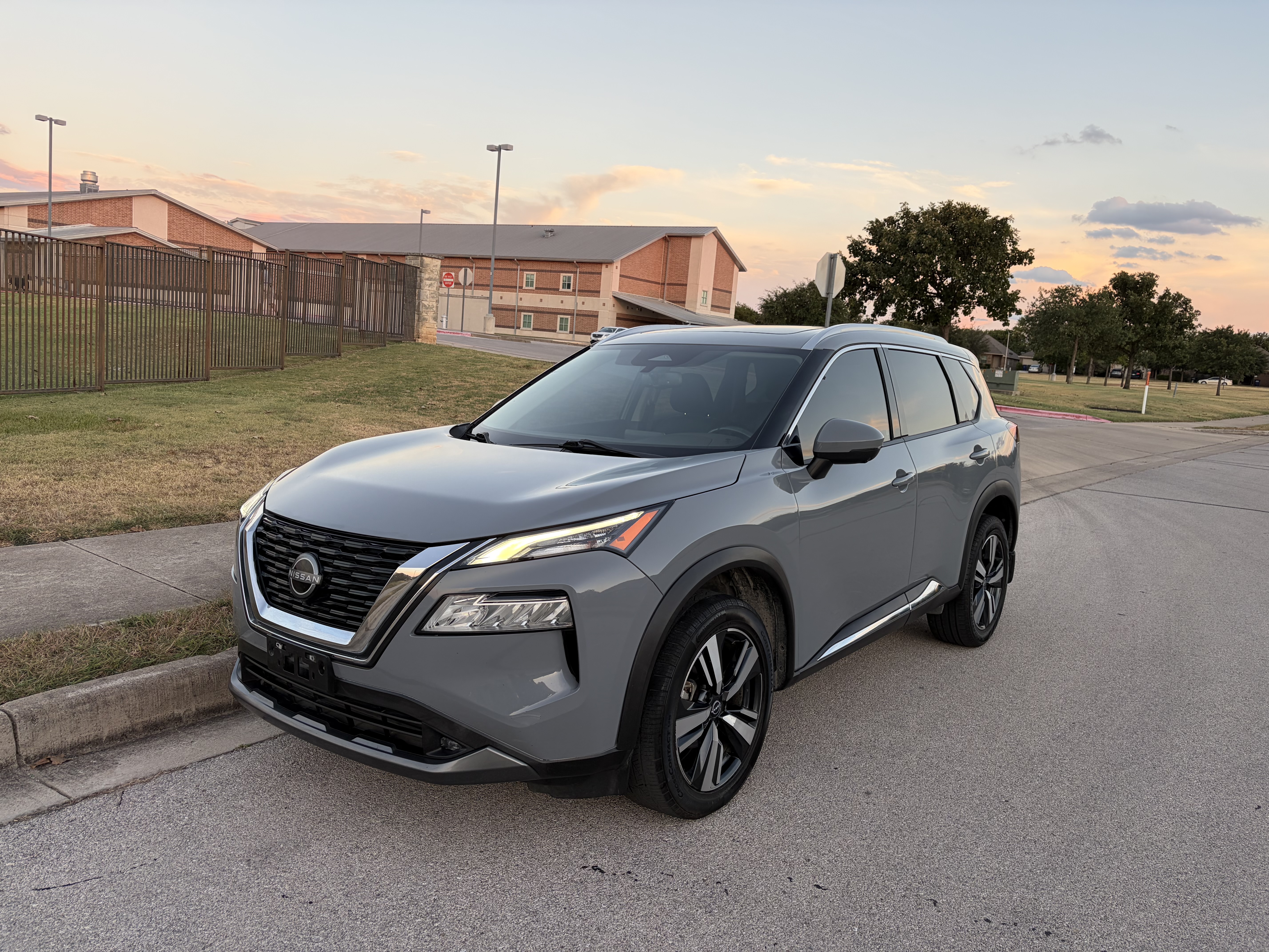 Used 2022 Nissan Rogue SL FWD image 1