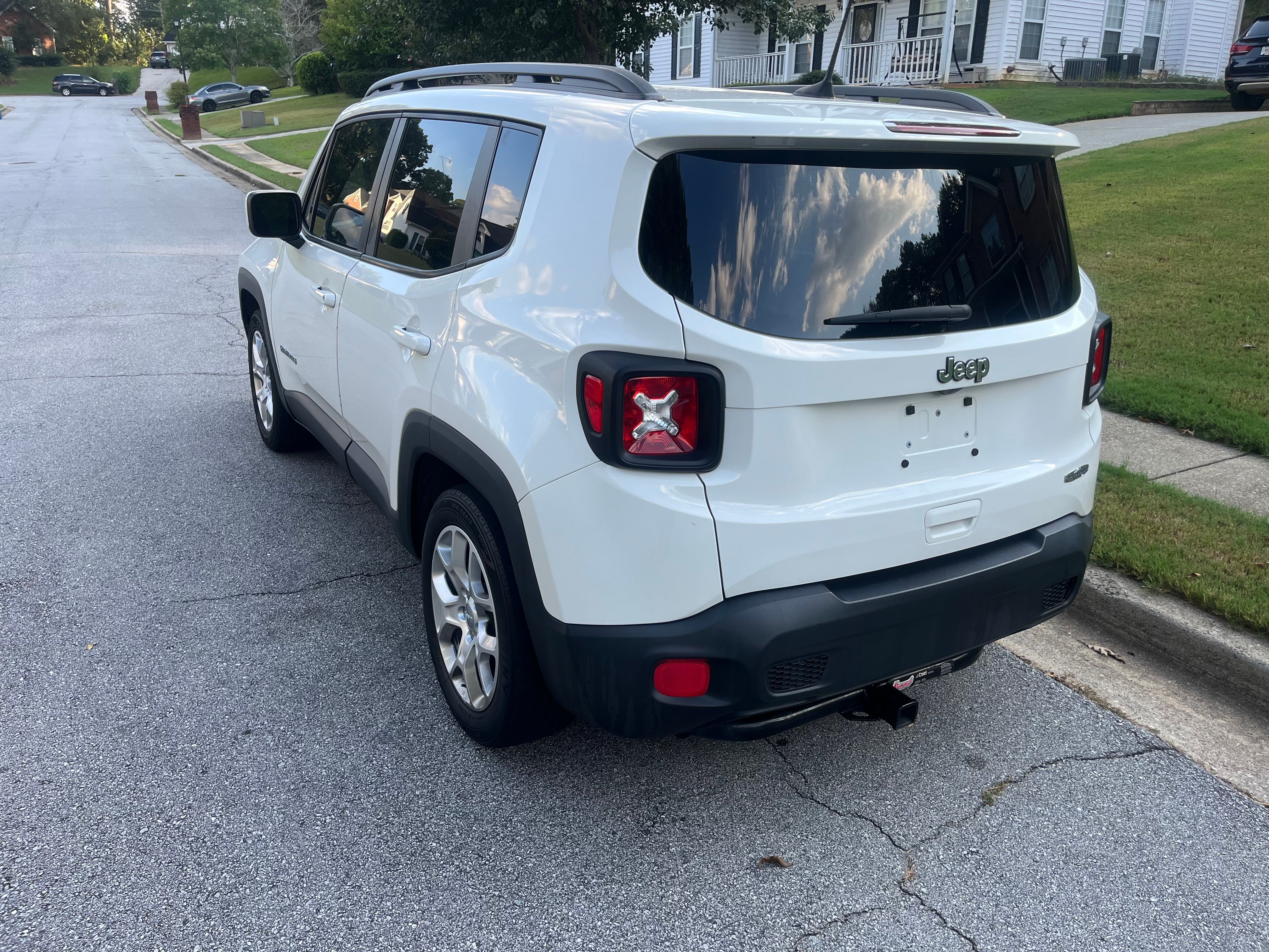 Used 2018 Jeep Renegade Latitude FWD image 2