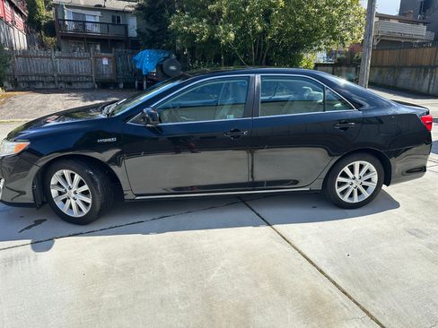 Used 2013 Toyota Camry XLE w/ Leather Pkg image 2