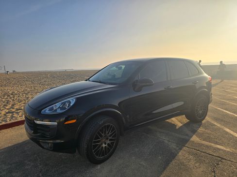 Used 2017 Porsche Cayenne Platinum Edition image 4