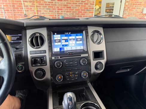 Used 2017 Ford Expedition Limited w/ Equipment Group 301A AWD/4WD image 2