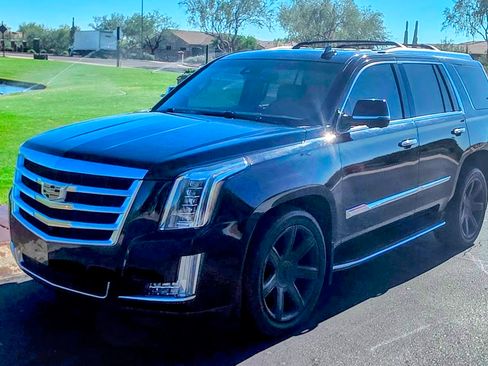 Used 2016 Cadillac Escalade Luxury image 1