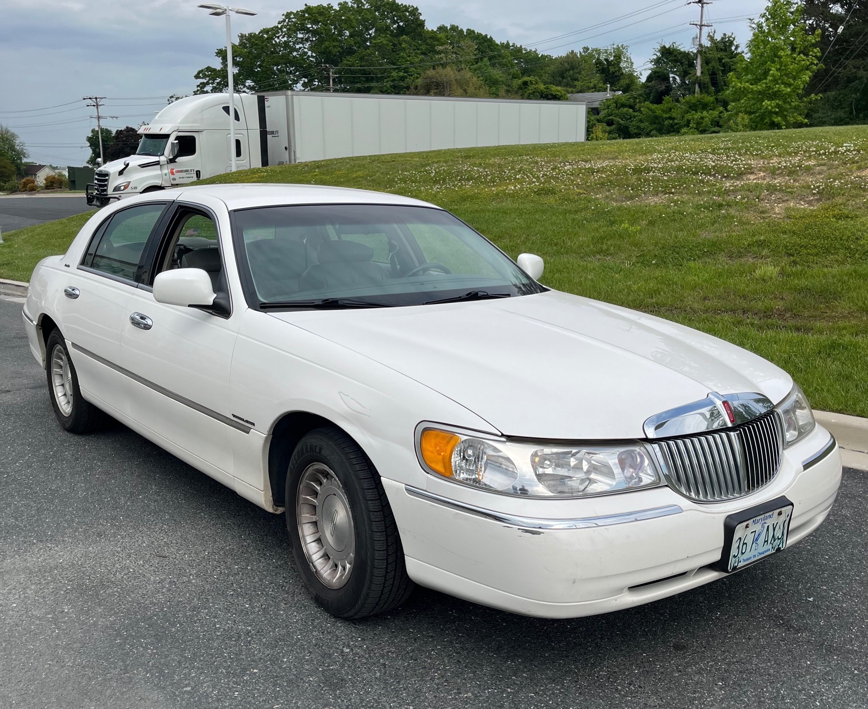 Used 2000 Lincoln Town Car Executive RWD image 1