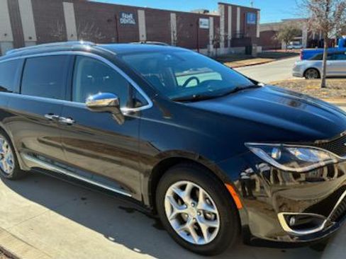 Used 2019 Chrysler Pacifica Limited image 4