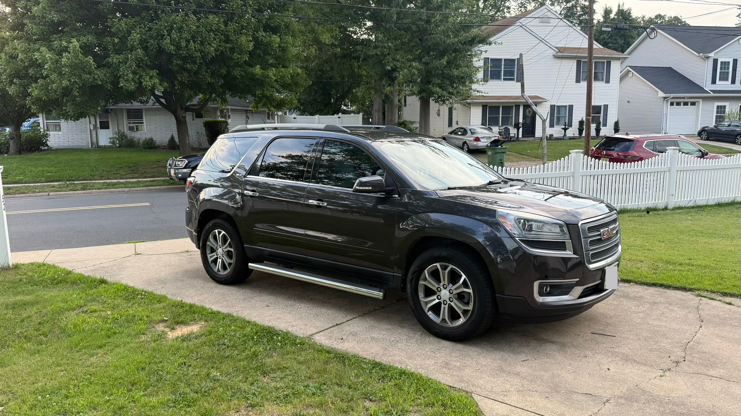 Used 2014 GMC Acadia SLT FWD image 2