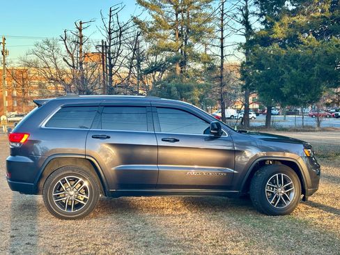 Used 2017 Jeep Grand Cherokee Limited w/ Luxury Group II image 4